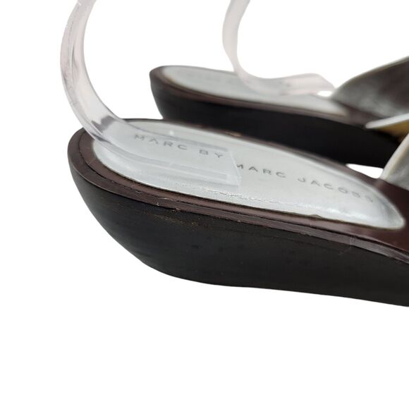 Marc By Marc Jacobs Sandals Size 37.5 7.5 Gold Leather Silver Tone Buckle Thong - Picture 2 of 10